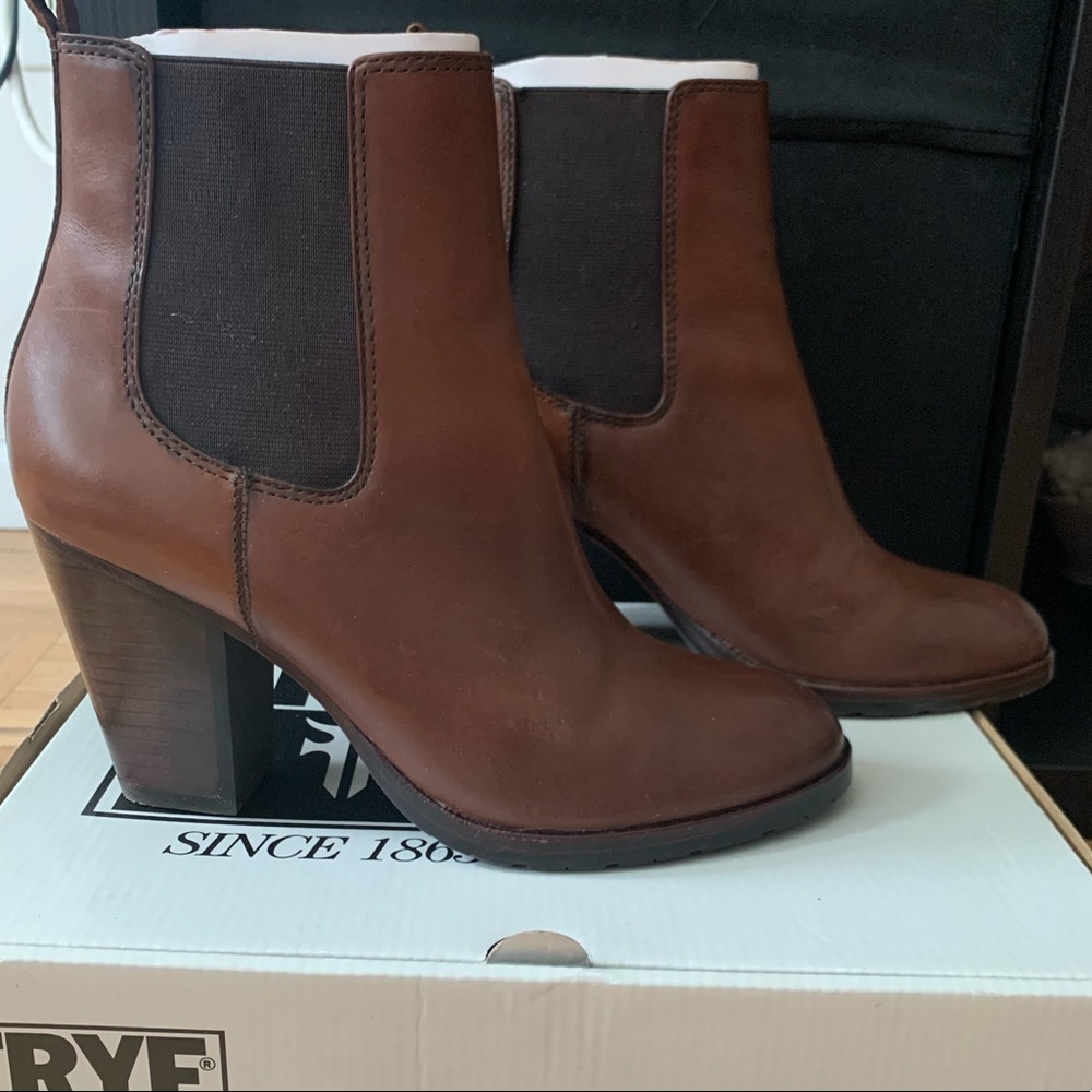 NEW Frye Tate Chelsea Boots in Cognac (8M)